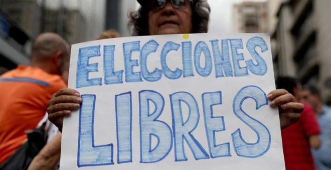 Opositores venezolanos participan en una manifestación en Caracas. (MIGUEL GUTIÉRREZ | EFE)