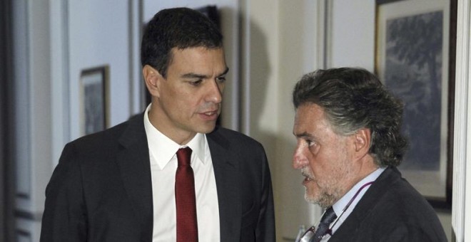 Fotografía de archivo del 2 de octubre de 2014 del secretario general del PSOE, Pedro Sánchez, con con el exseleccionador de baloncesto Pepu Hernández, antes de su intervención en un desayuno informativo organizado por Nueva Economía Forum. EFE/ARCHIVO/Fe