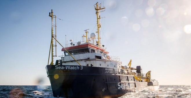 El barco 'Sea Watch 3' cerca de la costa de Libia en una imagen de archivo | EFE/Chris Grodotzki