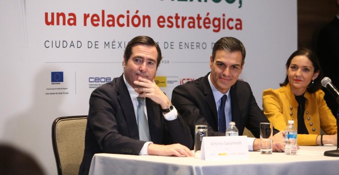 El presidente del Gobierno, Pedro Sánchez, junto al presidente de CEOE, Antonio Garamendi, y la ministra de Industria, Reyes Maroto, durante el desayuno de trabajo que ha mantenido con empresarios españoles. POOL MONCLOA/Fernando Calvo