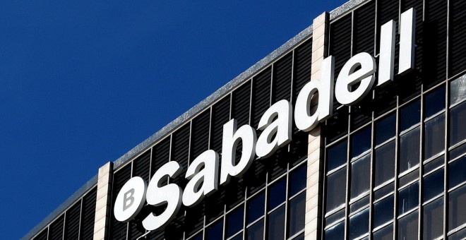 El logo de Banco Sabadell, en la sede de la entidad en Barcelona. REUTERS/Yves Herman