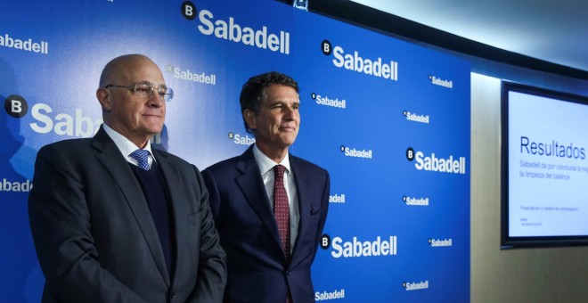 El presidente del Banco Sabadell, Josep Oliu, y el consejero delegado del grupo, Jaime Guardiola, durante la presentación de los resultados del ejercicio 2018. EFE/Emilio Naranjo