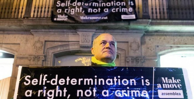 Una bandera europea con un crespón negro y una pancarta en inglés con el lema 'La autodeterminación es un derecho, no un crimen', que los activistas de la ANC han colocado en el balcón de la sede de la Comisión Europea en Barcelona. EFE/ Enric Fontcuberta