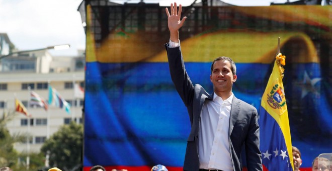 El autoproclamado presidente interino de Venezuela, Juan Guaidó, durante su discurso ante los manifestantes opositores.- REUTERS