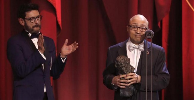 El actor Jesús Vidal recibe el Goya a Mejor Actor Revelación, por su papel en 'Campeones', durante la gala de entrega de los Premios Goya 2019.- EFE/Ballesteros.