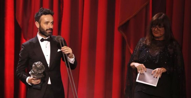 Rodrigo Sorogoyen tras recibir el Goya a 'Mejor dirección' por su película 'El Reino', durante la gala de entrega de los Premios Goya 2019.- EFE/BALLESTEROS.