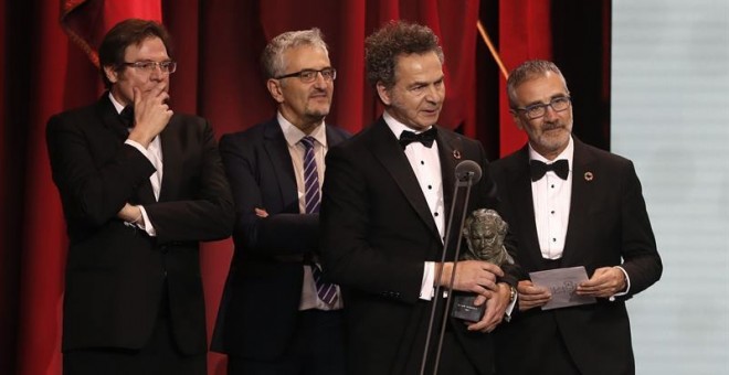El director Javier Fesser (d) y los productores de la película 'Campeones' tras recibir el premio a 'Mejor película', durante la gala de entrega de los Premios Goya 2019.- EFE/Ballesteros.