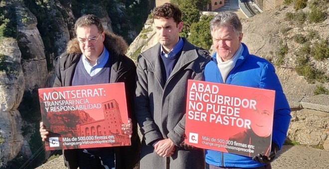 Algunas de las víctimas de los abusos de la Iglesia se concentran en las puertas de la abadía de Montserrat. en sus manos sujetan pancartas en las que se puede leer: 'Abad encubridor no puede ser pastor'./ Asociación Infancias Robadas