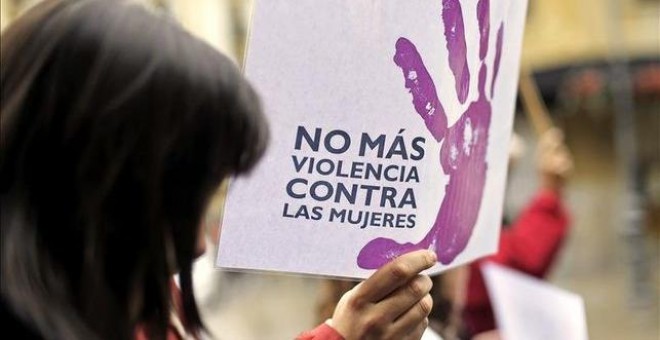 Una mujer porta una pancarta en contra de la violencia machista | EFE