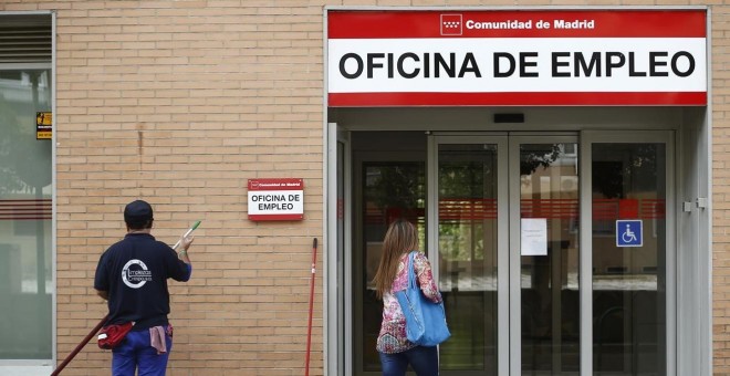 Una mujer entra en una oficina de empleo de la Comunidad de Madrid. E.P.