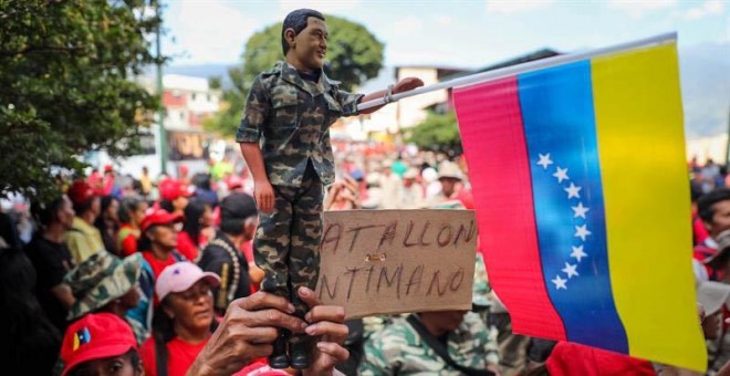 Un grupo de civiles y militares participan en actos conmemorativos del fallido golpe de estado de Hugo Chávez en las inmediaciones del Cuartel de la Montaña donde reposan los restos del expresidente. (MIGUEL GUTIÉRREZ | EFE)