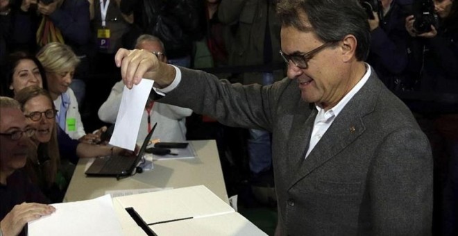 El expresidente de la Generalitat, Artur Mas, vota en la consulta del 9N /EFE