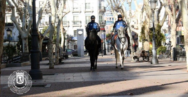 Agentes del Escuadrón de la Policía Municipal patrullan por Vallecas. Foto Ayuntamiento de Madrid