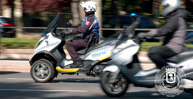 Un agente de la Policia Municipal patrullando en moto por Madrid. Foto Ayuntamiento de Madrid