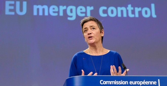 La comisaria europea de Competencia, Margrethe Vestager, informa que la Comisión Europea prohibió la compra de la empresa francesa Alstom por parte de la alemana Siemens. EFE/ Olivier Hoslet