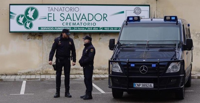 Agentes de Policía, durante los registros y detenciones efectuados en la empresa funeraria El Salvador, en Valladolid.- EFE/Nacho Gallego