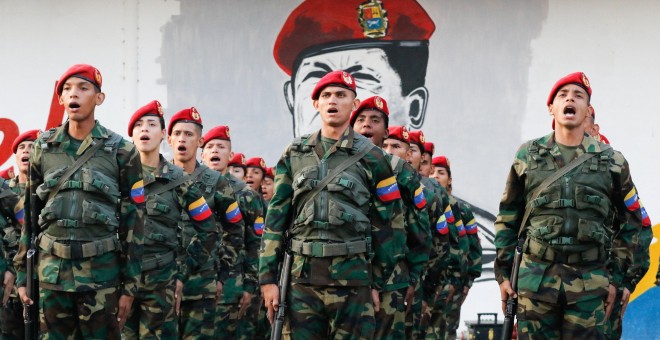 Militares venezolanos durante una ceremonia para conmemorar al expresidente Hugo Chávez. / REUTERS