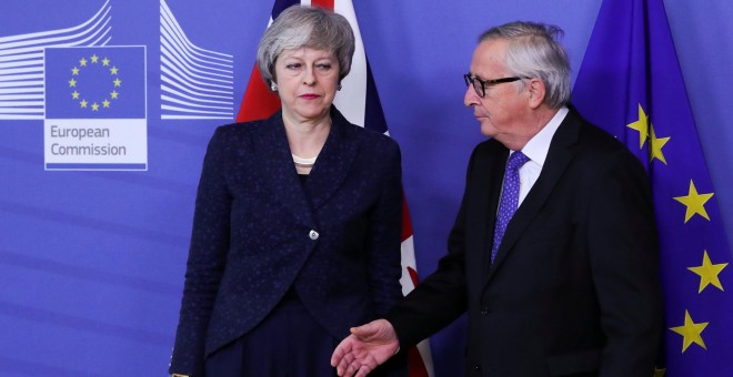La primera ministra británica, Theresa May, junto al presidente de la Comisión Europea (CE), Jean-Claude Juncker durante su reunión en Bruselas. / REUTERS -  YVES HERMAN
