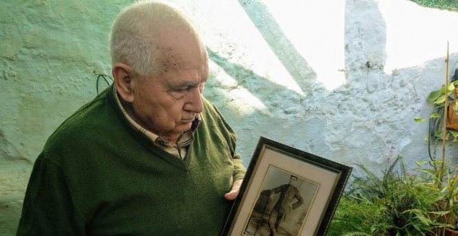 Salvador Guzmán muestra uno de los pocos retratos que le quedan de su padre, teniente alcalde de Coín. B.D.