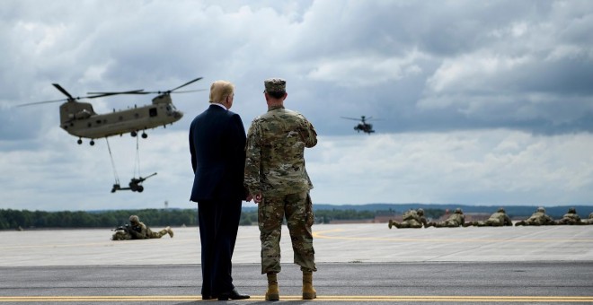 El presidente estadounidense, Donald Trump, observa un ejercicio militar en Nueva York. / AFP - BRENDAN SMIALOWSKI