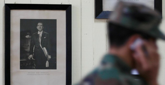 Una fotografía del expresidente chileno Eduardo Frei Montalva expuesta en un colegio. / REUTERS - RODRIGO GARRIDO