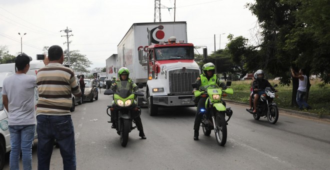 Agentes de la policía colombiana escoltan camiones de la ayuda humanitaria internacional para Venezuela. / REUTERS - LUISA GONZALEZ