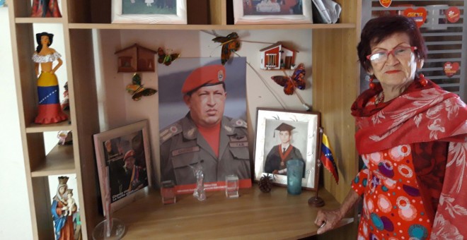 Gloria Marleny, la última chavista de Chacao, muestra su altar a Hugo Chávez |