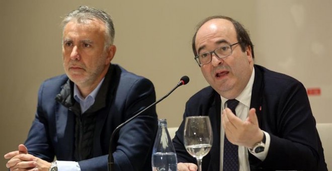 El primer secretario del Partido de los Socialistas de Cataluña, Miquel Iceta (d), acompañado del secretario general de los socialistas canarios, Ángel Víctor Torres, ofreció este sábado un desayuno informativo con motivo de su presencia en Canarias. EFE