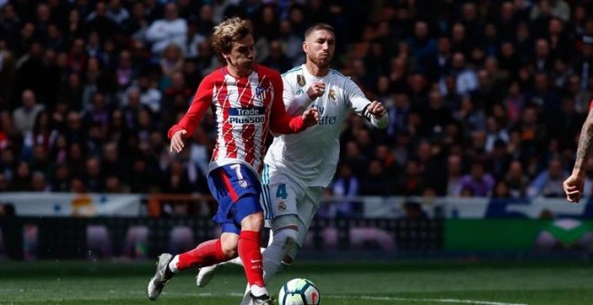 Griezmann y Sergio Ramos pugnan por el balón durante el encuentro. EUROPA PRESS.