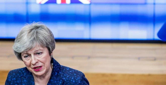 07/02/2019.- La primera ministra británica, Theresa May, conversa con los medios a su salida de una reunión que celebró este jueves con el presidente del Consejo Europeo, Donald Tusk, en Bruselas, Bélgica. EFE/ Stephanie Lecocq