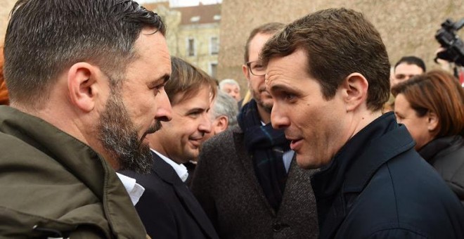 El presidente de VOX, Santiago Abascal, y el presidente del PP, Pablo Casado, conversan tras finalizar la concentración. Fernando Villar (EFE).