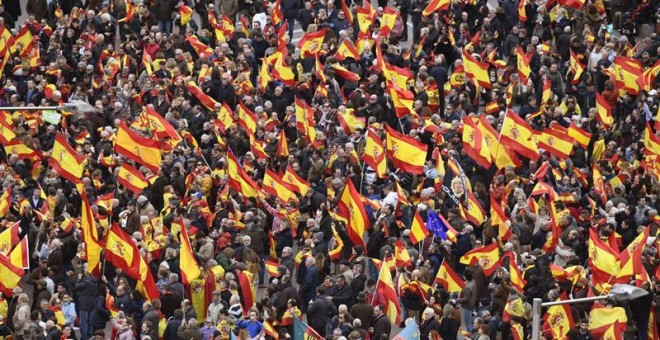 Concentración convocada por PP, Ciudadanos y VOX este domingo en la plaza de Colón. Víctor Lerena (EFE)