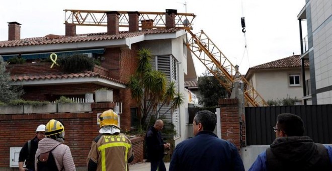 10/02/2019.- Bomberos en las inmediaciones del lugar en el que un operario ha fallecido y otro ha resultado herido menos grave al caer este domingo una grúa de construcción sobre un edificio en Sant Just Desvern (Barcelona). EFE/Toni Albir