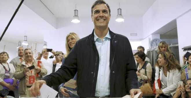 Pedro Sánchez, líder del PSOE, votando en una imagen de archivo. / EFE - SERGIO BARRENECHEA