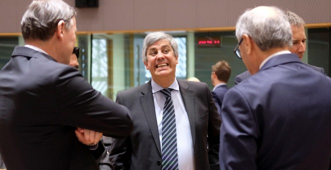 El ministro portugués de Finanzas y presidente del Eurogrupo, Mário Centeno (c), durante la reunión de ministros de Economía y Finanzas de la Eurozona en Bruselas, Bélgica. EFE/ Olivier Hoslet