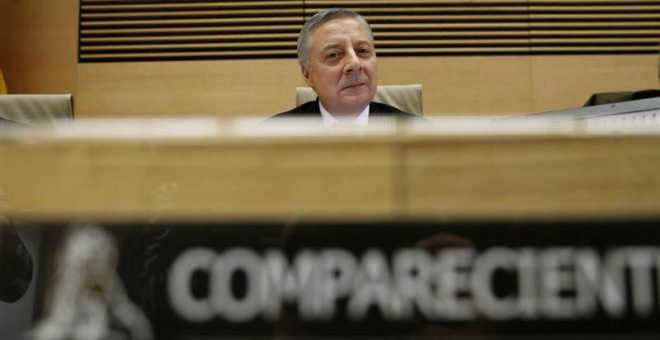 El exministro de Fomento José Blanco en la comisión de investigación del accidente ferroviario del Alvia en Angrois (Santiago de Compostela). (JUAN CARLOS HIDALGO | EFE)