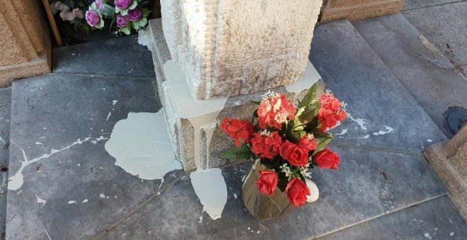 Así ha quedado mausoleo de Pablo Iglesias tras ser profanado con pintura. (FERMÍN GRODIRA)