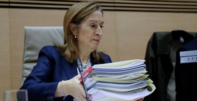 La exministra de Fomento Ana Pastor antes de comparecer en la comisión de investigación del accidente ferroviario del Alvia en Angrois (Santiago de Compostela). /EFE