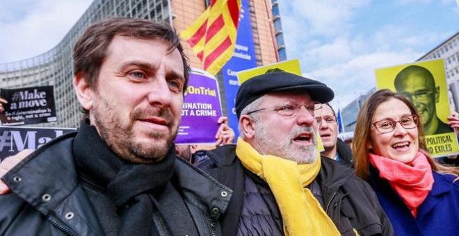 Los exconsellers catalanes y dirigentes independentistas Antoni Comin, Lluis Puig y Meritxell Serret participan en una manifestación convocada este martes en el barrio europeo de Bruselas (Bélgica)./EFE