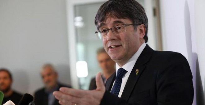 El expresidente catalán Carles Puigdemont, ofrece una rueda de prensa, este martes, en la delegación de la Generalitat en Berlín, Alemania, con motivo del comienzo del juicio sobre el 'procés' en el Tribunal Supremo. / EFE