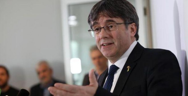 El expresidente catalán Carles Puigdemont, ofrece una rueda de prensa, este martes, en la delegación de la Generalitat en Berlín, Alemania, con motivo del comienzo del juicio sobre el 'procés' en el Tribunal Supremo. / EFE