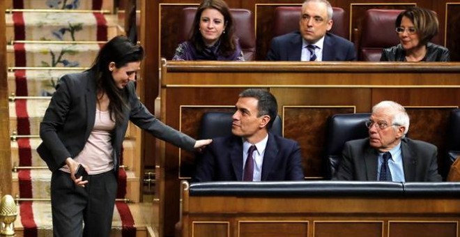 La portavoz de Unidos Podemos, Irene Montero, conversa con el presidente del Gobierno, Pedro Sánchez durante el debate de totalidad de los presupuestos este martes en el pleno del Congreso