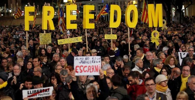 Manifestación en apoyo de los políticos independentistas tras la primera sesión del juicio al 'procés' en el Tribunal Supremo. (ALBERT GEA | EFE)