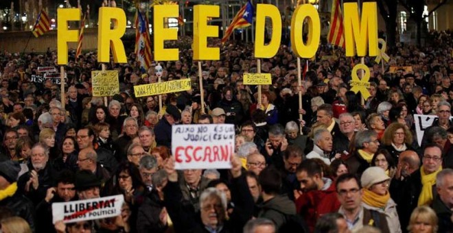 Manifestación en apoyo de los políticos independentistas tras la primera sesión del juicio al 'procés' en el Tribunal Supremo. (ALBERT GEA | EFE)