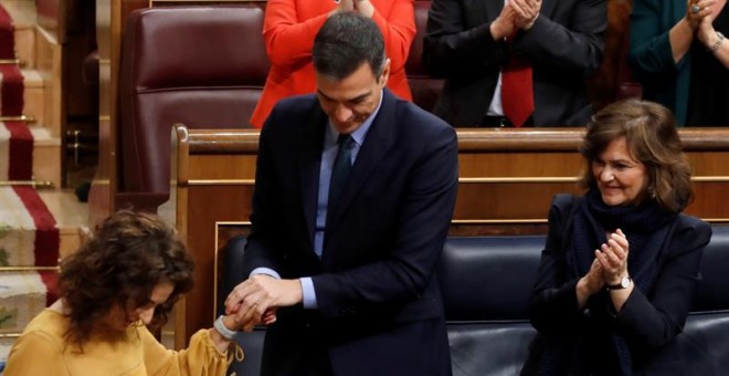 13/02/2019.- La ministra de Hacienda, María Jesús Montero (i), es felicitada por el presidente del Gobierno, Pedro Sánchez, y la vicepresidenta, Carmen Calvo, tras su intervención en la segunda jornada del debate de las enmiendas a la totalidad del proyec