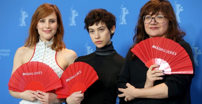 La directora de cine española Isabel Coixet y las actrices Natalia de Molina y Greta Fernández posan para los fotógrafos durante la presentación de la película 'Elisa y Marcela' en el ámbito del 69º Festival Internacional de Cine de Berlín (Berlinale). EF