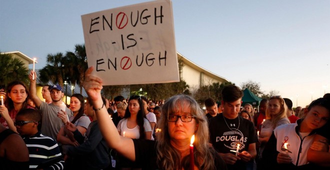 Vigilia por las víctimas del tiroteo en Parkland. / AFP