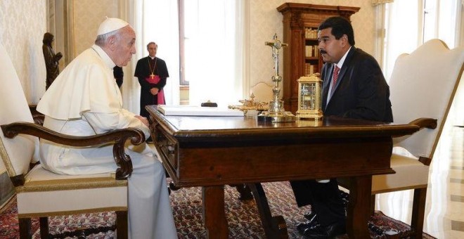 El Papa Francisco habla con el presidente de Venezuela Nicolás Maduro en el Vaticano. 17 de junio de 2013. REUTERS/Andreas Solaro/Pool