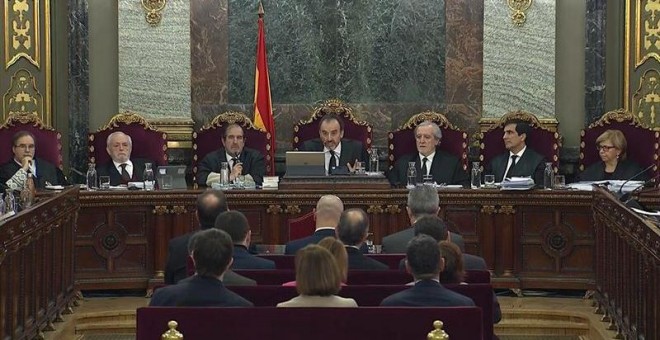 14/02/2019.- Imagen tomada de la señal institucional del Tribunal Supremo de los jueces (de izda. a dcha) Andrés Palomo, Luciano Varela, Andrés Martínez Arrieta, el presidente del tribunal Manuel Marchena, Juan Ramón Berdugo, Antonio del Moral, y Ana Ferr