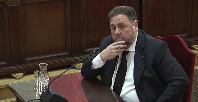 Imagen tomada de la señal institucional del Tribunal Supremo de la declaración del exvicepresidente de la Generalitat y principal acusado, Oriol Junqueras, durante la tercera jornada del juicio del 'procés' en la Sala de Plenos del Tribunal Supremo. / EFE